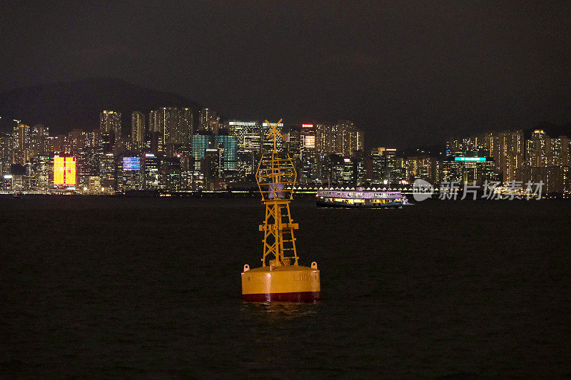 香港维多利亚港夜间的导航浮标