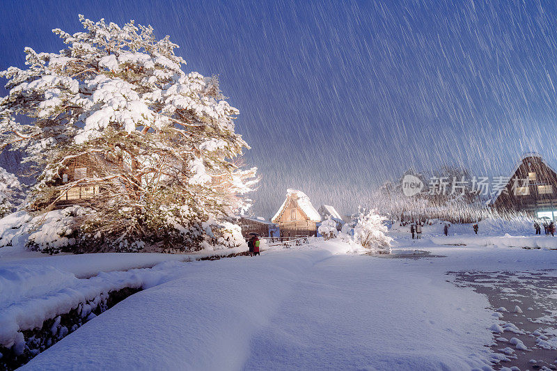 白川乡的夜晚，在日本的冬天，厚厚的积雪