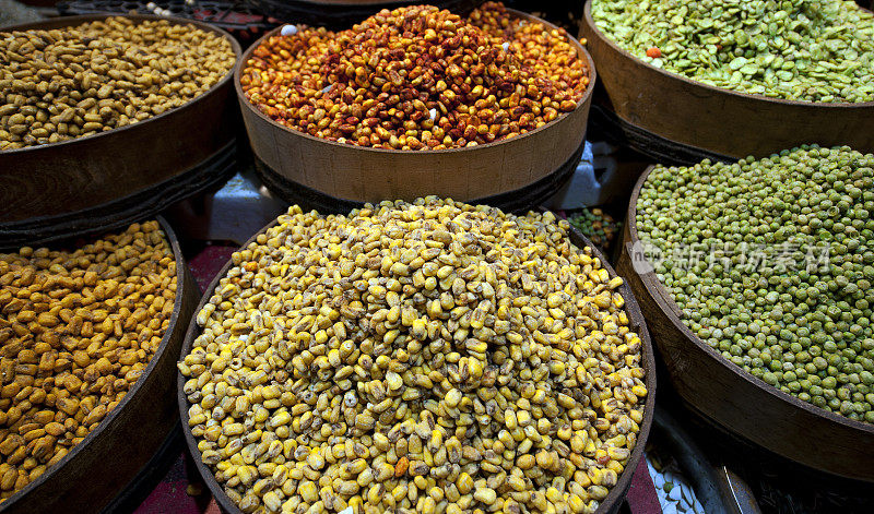 五彩缤纷的露天市场香料，水果，坚果，橄榄，蔬菜等产品出售，安曼，约旦