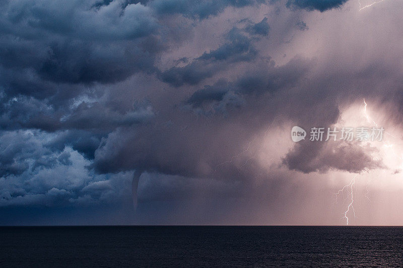 龙卷风水龙卷在海洋与大雨，闪电和黑暗戏剧性的天空，云