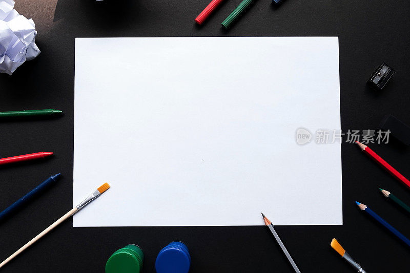 顶部视图的空白白纸与绘画工具或绘图工具。