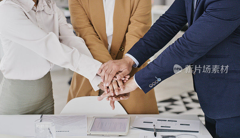 商务人士，手拉手，团队合作，在办公室达成信任协议。一群为团队战略、计划或项目协调或目标而努力工作的员工