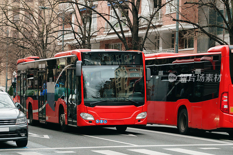红色城市公交车