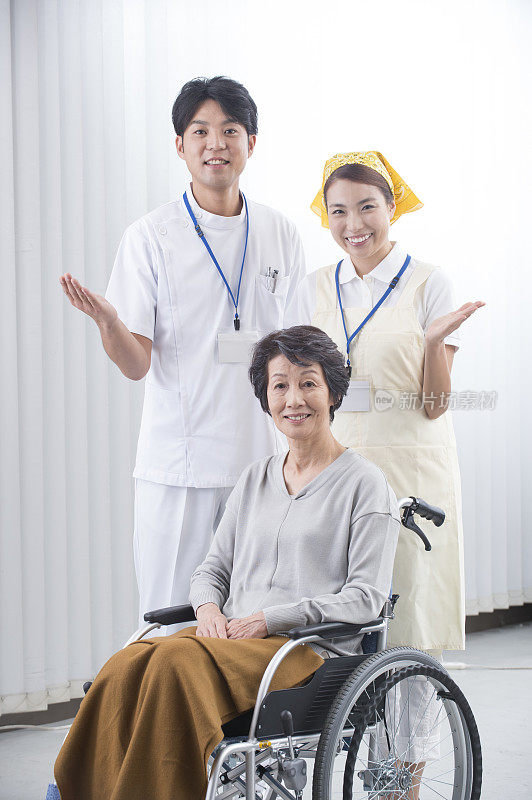 轮椅上的老年妇女、医生和护理人员