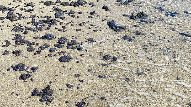 夏威夷海岸海滩上的熔岩