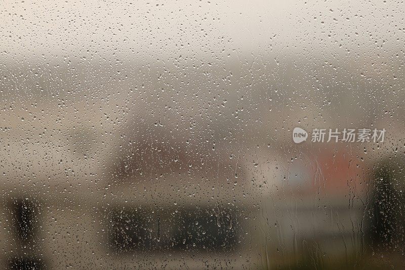 雨水打在外面的窗户玻璃上