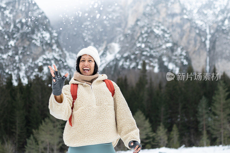 朋友们在雪谷中徒步旅行。