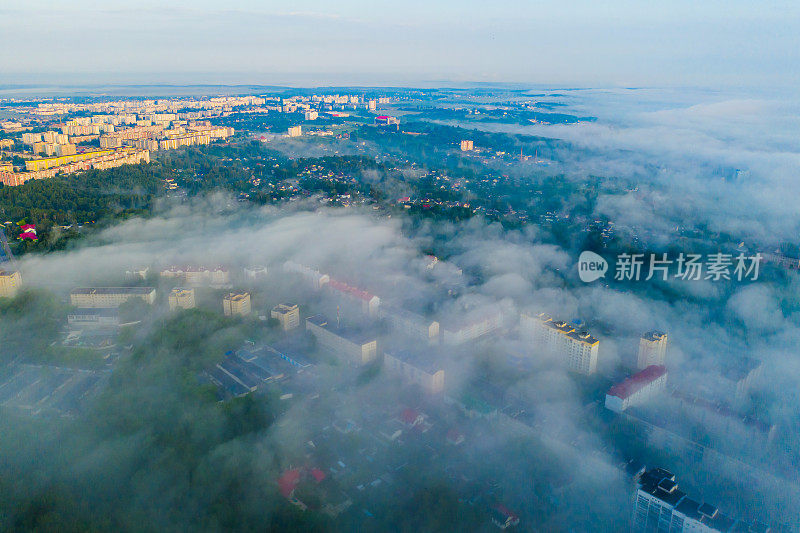 雾中的城市鸟瞰图。早晨的风景无人机摄影。可持续性。