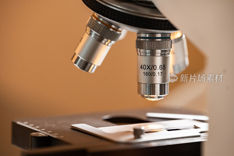 实验室科学显微镜数据分析特写，化学分析实验室医学设备研究设置