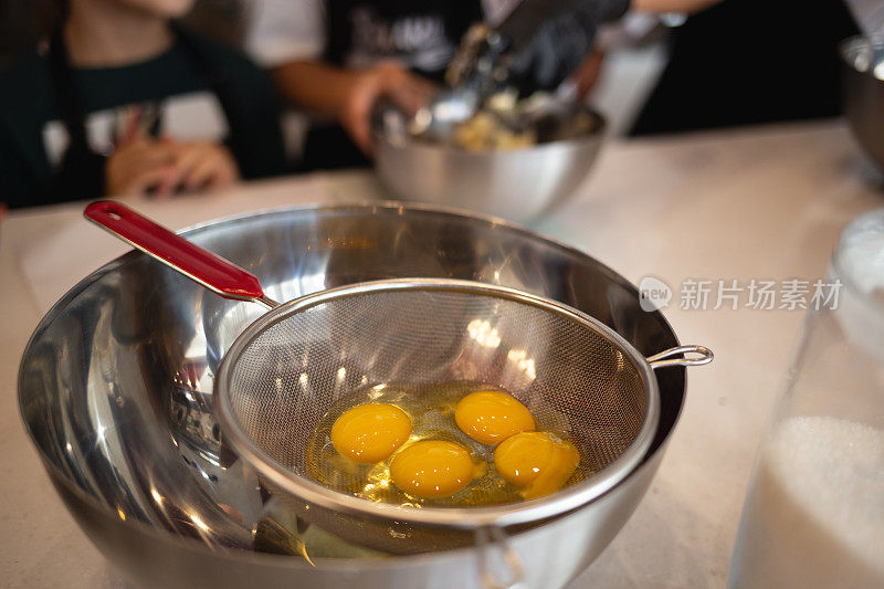 在烹饪大师课上做派用的碗里的鸡蛋