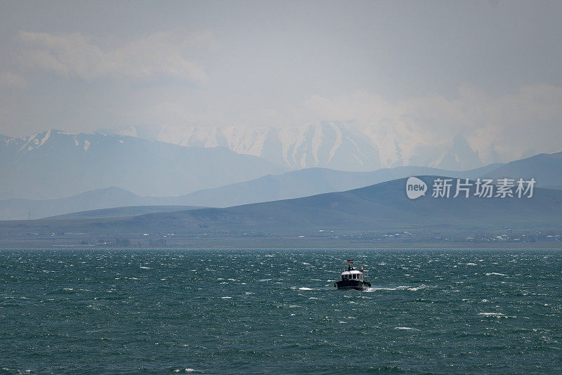 这是凡湖上渡船和层叠山脉的景色