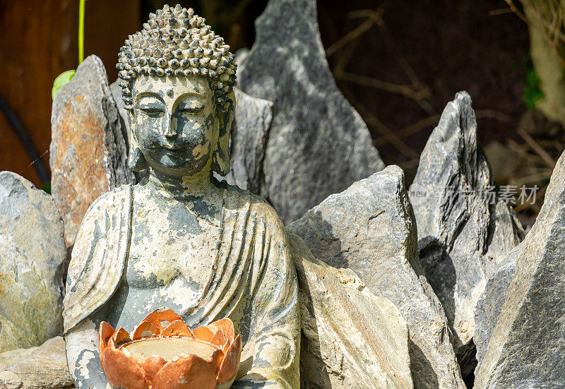 佛像在寺庙日本花园与平衡石