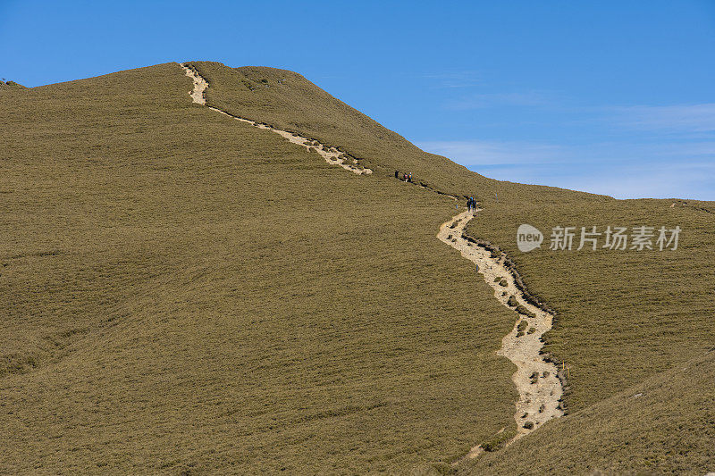 徒步旅行者独自走在山顶上。