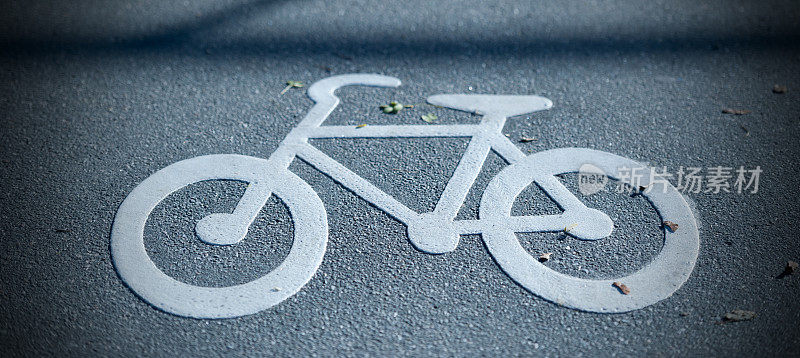 沥青上的自行车道标志