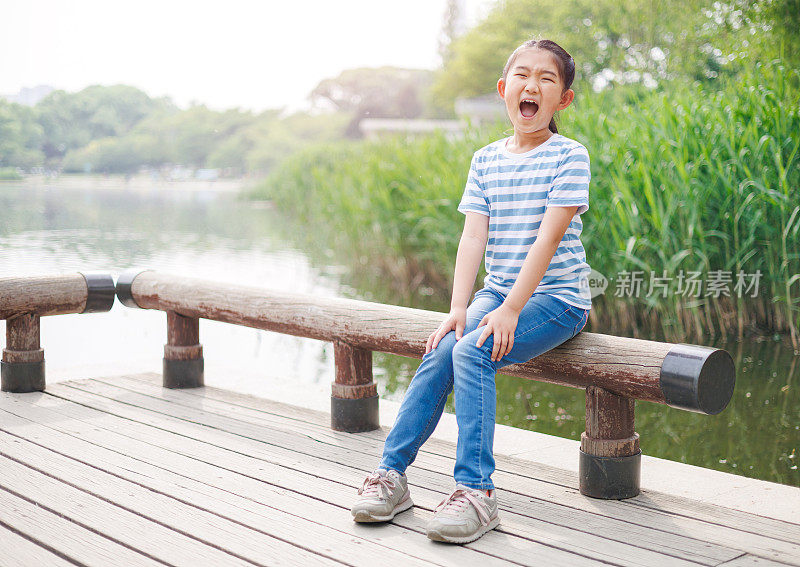 女孩坐在水边