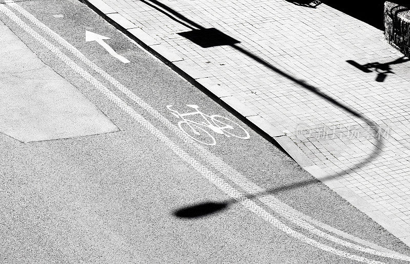 城市街道、自行车道和人行道上的阴影和道路标记，黑白相间