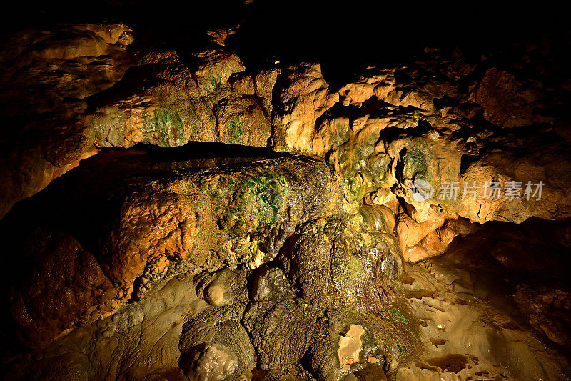 石灰岩洞穴的墙壁
