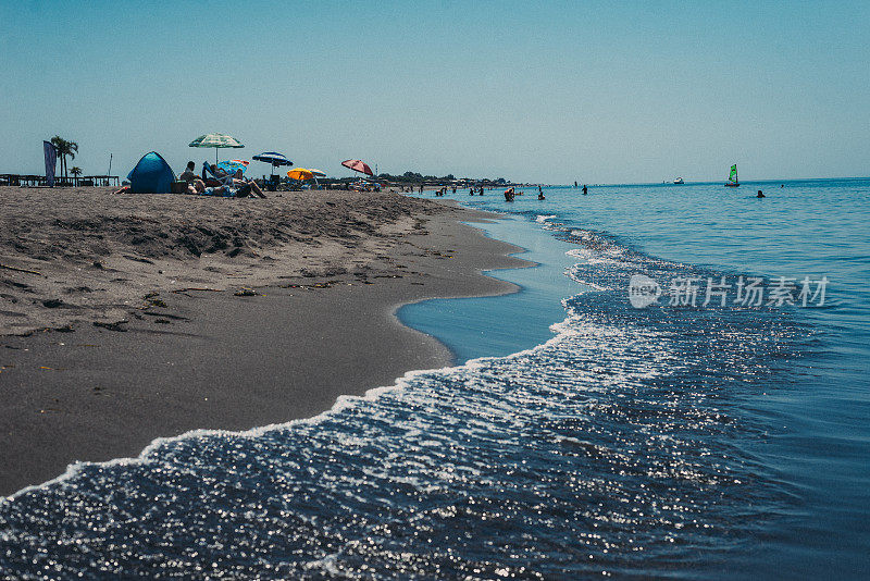 阴天的海上地平线日落与风筝冲浪，股票照片