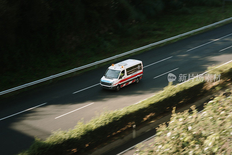 救护车在高速公路上行驶