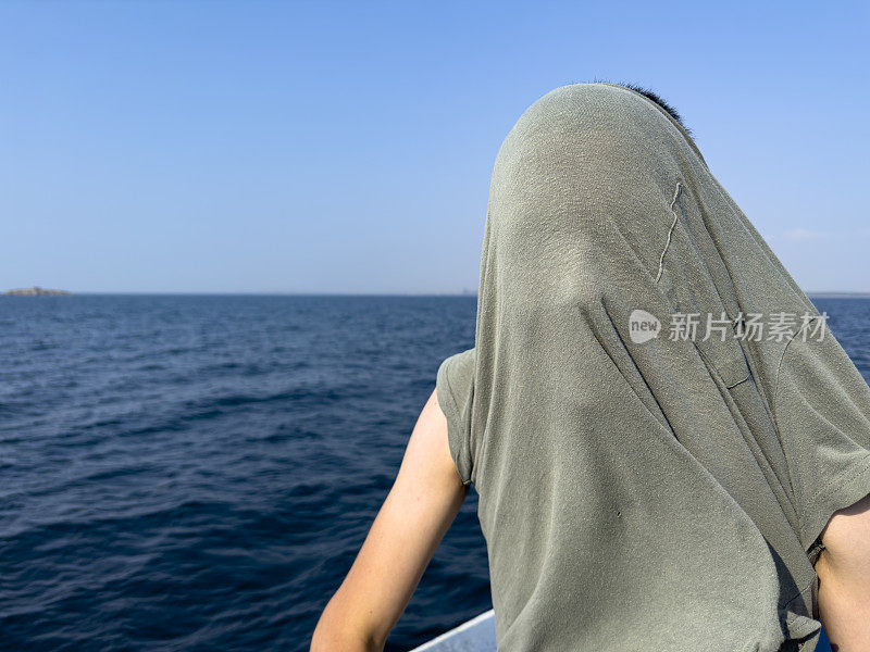 这个男孩正在北爱琴海的一艘男孩游船上旅行。体贴又快乐。晴朗的夏日。旅游的背景。旅游的概念。