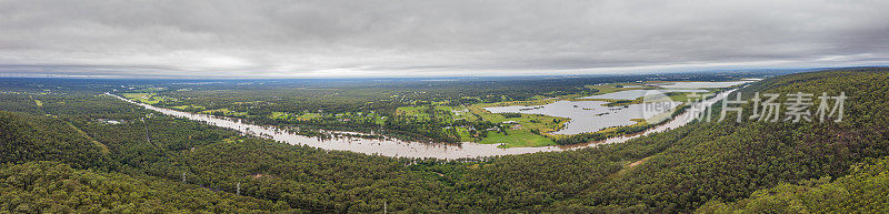 澳大利亚新南威尔士州蓝山的尼皮恩河和坎伯兰平原的严重洪水的无人机全景照片。