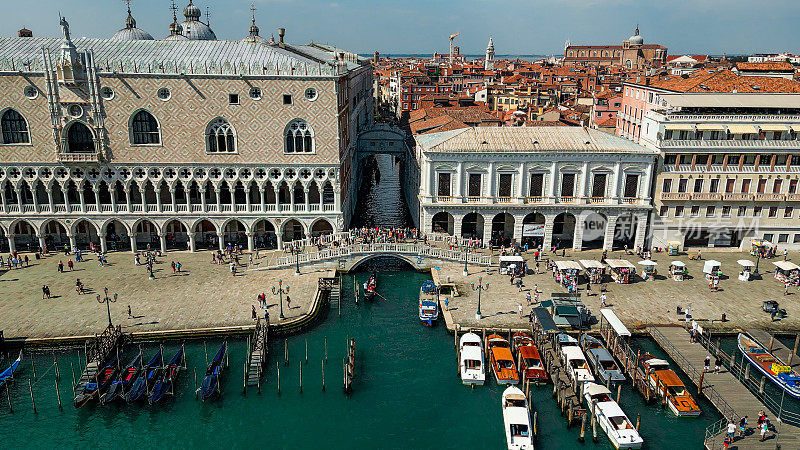 意大利威尼斯鸟瞰图，威尼斯建筑和运河的无人机拍摄，威尼斯的帕格里亚桥，贡多拉和帕格里亚桥鸟瞰图