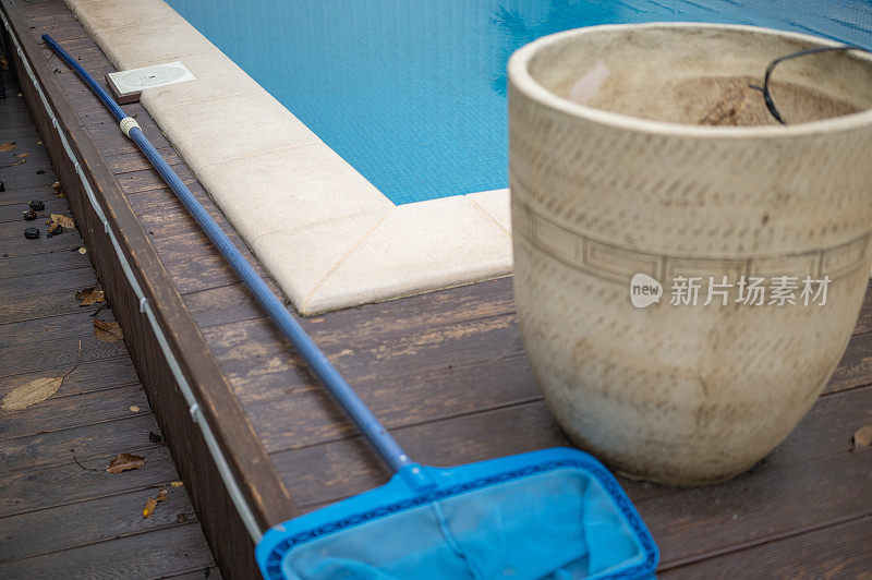 地上游泳池配有陶瓷花瓶和网眼，室外拍摄