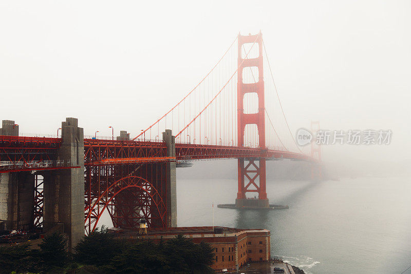 加州旧金山，晨雾中金门大桥上的汽车风景