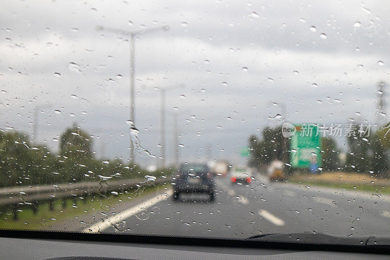 公路司机在暴雨中透过雨点的视角