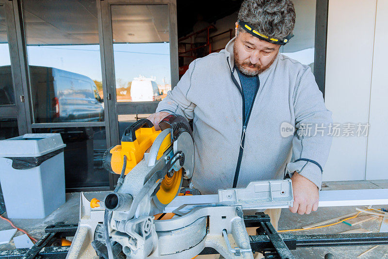 修剪工人在锯切工具上切割基础木模
