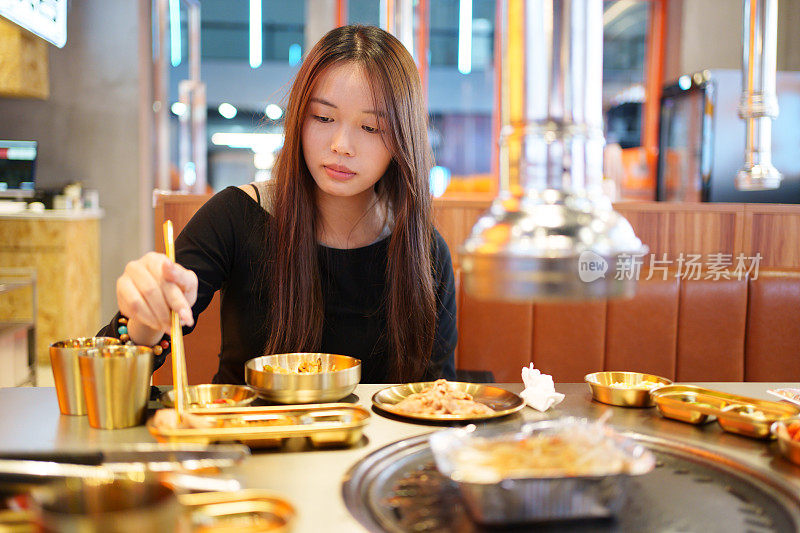 年轻女子在餐厅用餐