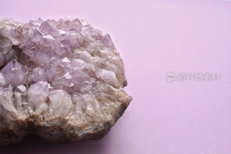 天然紫水晶珠晶矿物晶体未经抛光的半珍贵宝石。用于仪式，巫术，精神练习，冥想的魔法石。深奥的生命平衡概念。本空间
