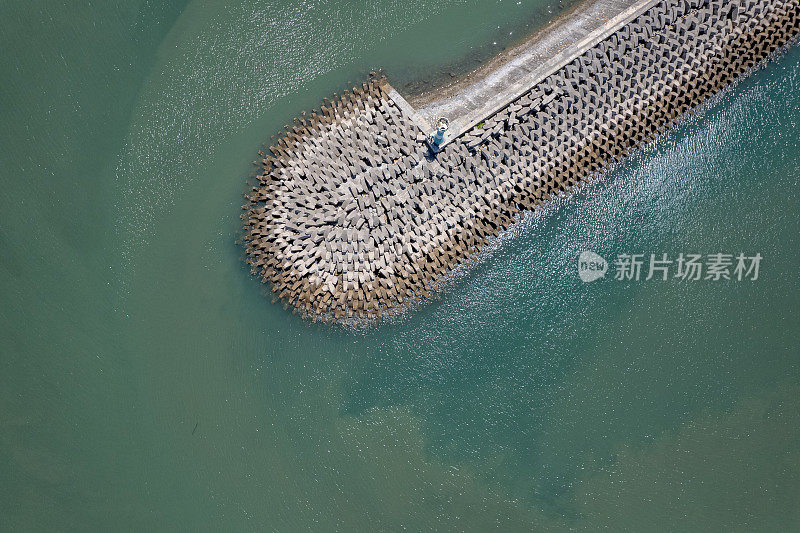 渔船驶出渔港码头的水坝