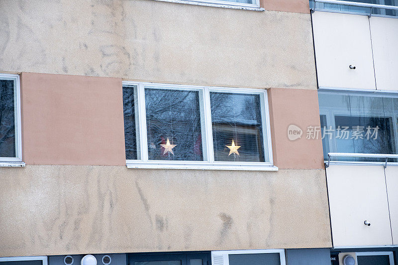 居民楼窗户上的圣诞装饰。