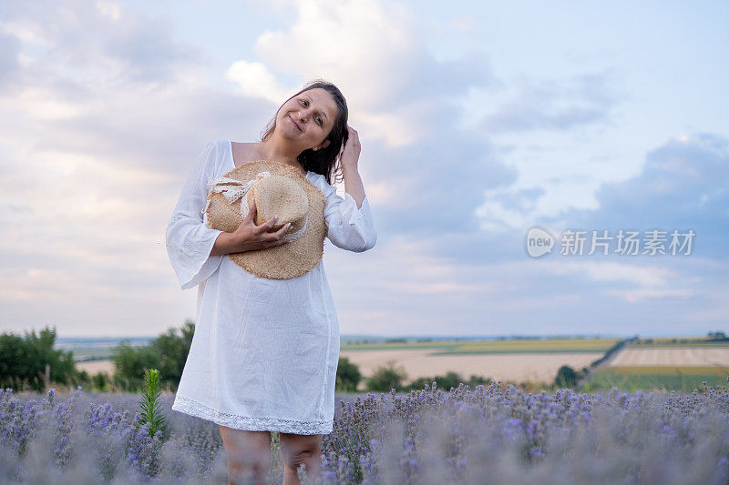 莱凡德田野的白衣女郎。