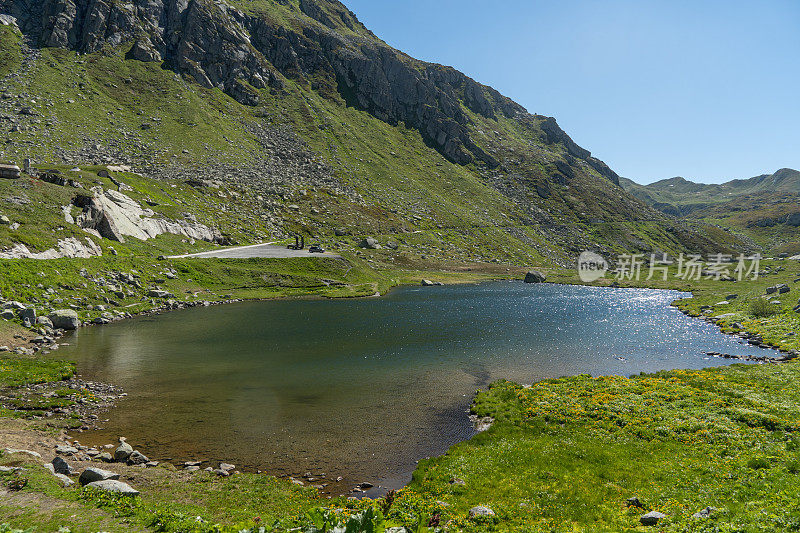 高山湖泊和高山的高架景观