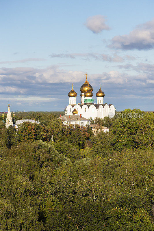 蔚蓝天空下的圣母升天大教堂。雅罗斯拉夫尔市，俄罗斯的旅游金环