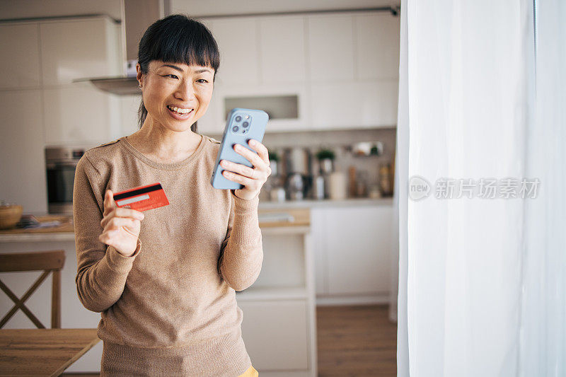 日本女顾客在网上购物