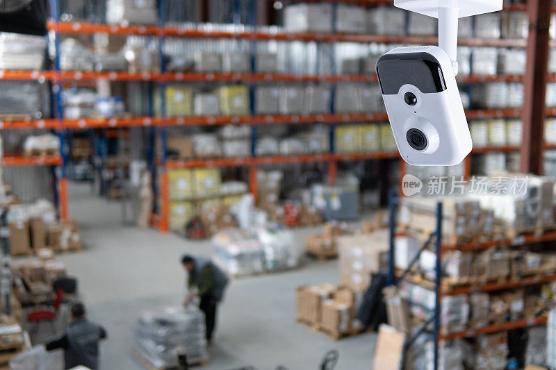闭路摄像机多角度闭路电视系统，以现代仓库为背景。货物保护的概念