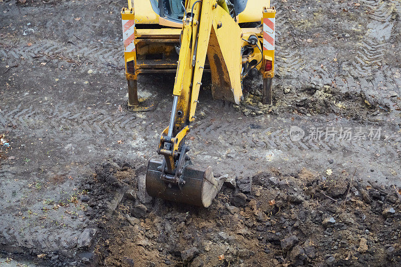黄色挖掘机做土方工程，挖掘机斗挖土，挖掘机上工地