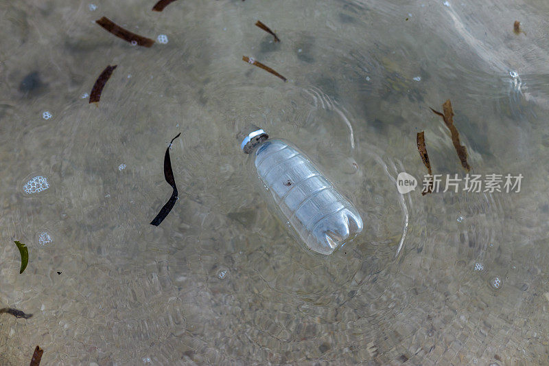 海滩上的塑料瓶污染