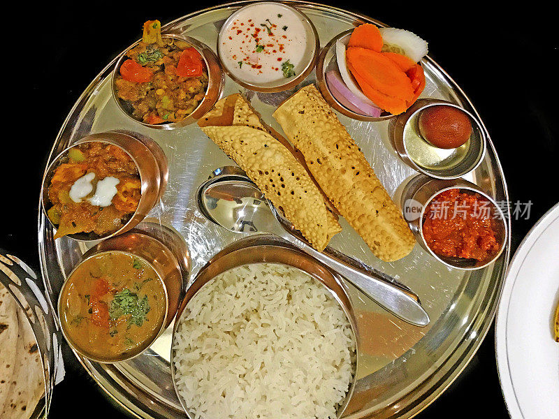 传统的印度塔利饭