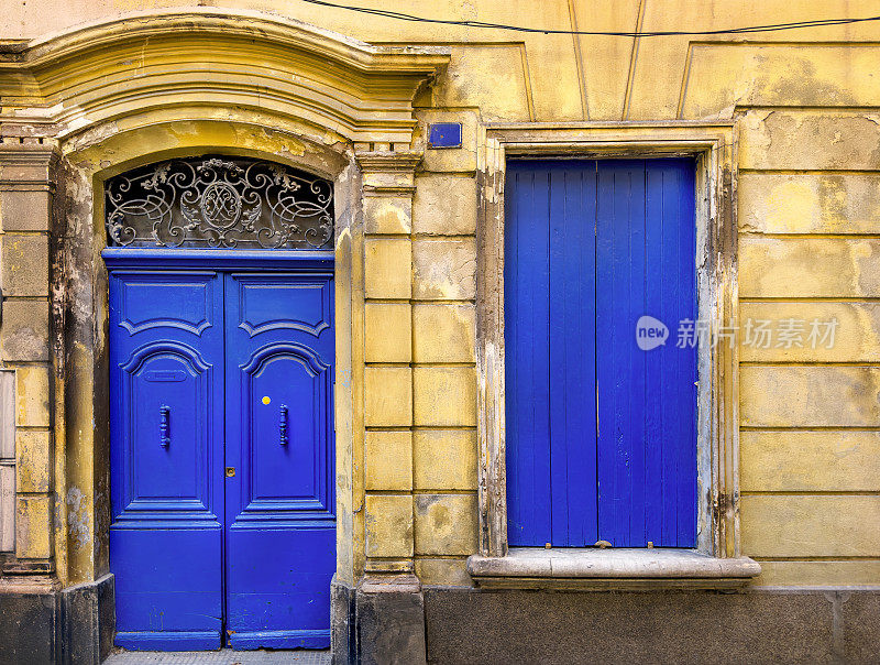 复古风格的硬木蓝色前门和老石屋的窗户