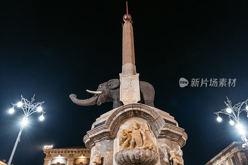 西西里岛城市卡塔尼亚夜晚的大教堂广场中心的大象喷泉
