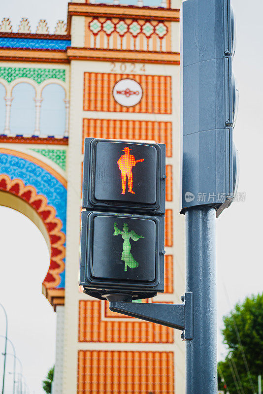 塞维利亚交通灯的细节，用五颜六色的火烈鸟装饰，以指示何时过马路。