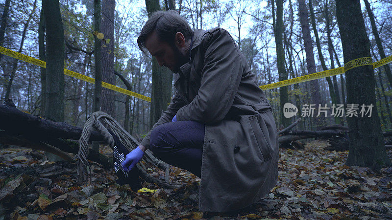 犯罪调查员在森林里的犯罪现场工作时发现了证据