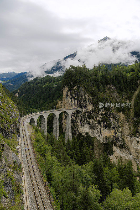 夏季瑞士阿尔卑斯山风景优美的Landwasser高架桥