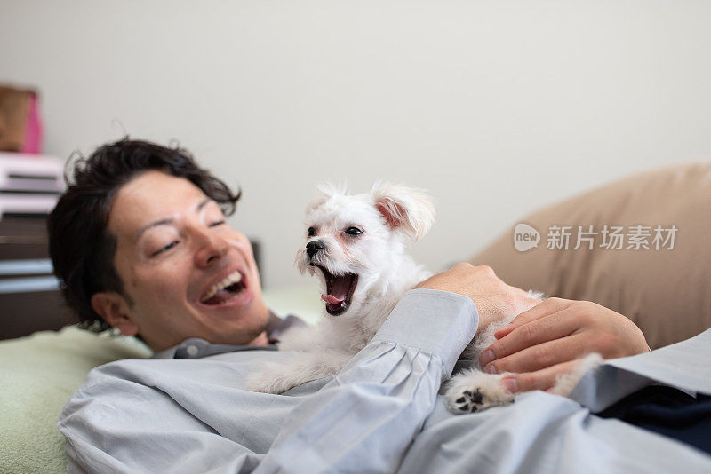 男人在房间里拥抱小狗