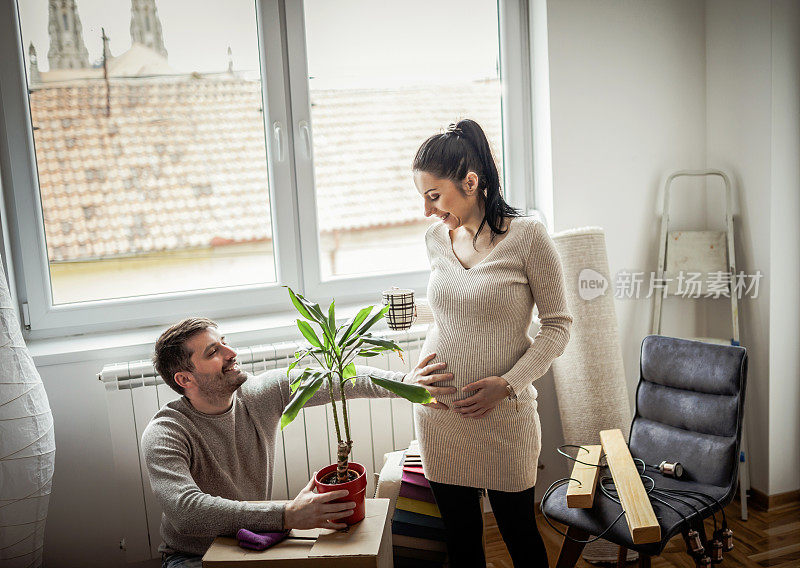 一对年轻夫妇搬进了他们的新房子