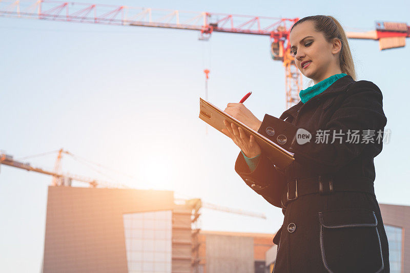 女建筑师规划施工